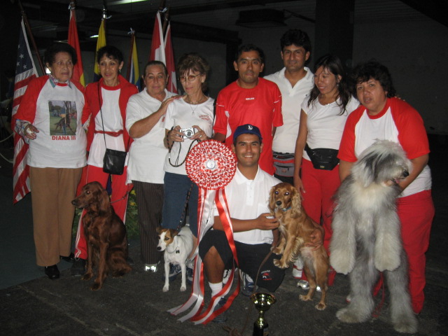 Delegación celebrando los trofeos obtenidos por Bella Leticia