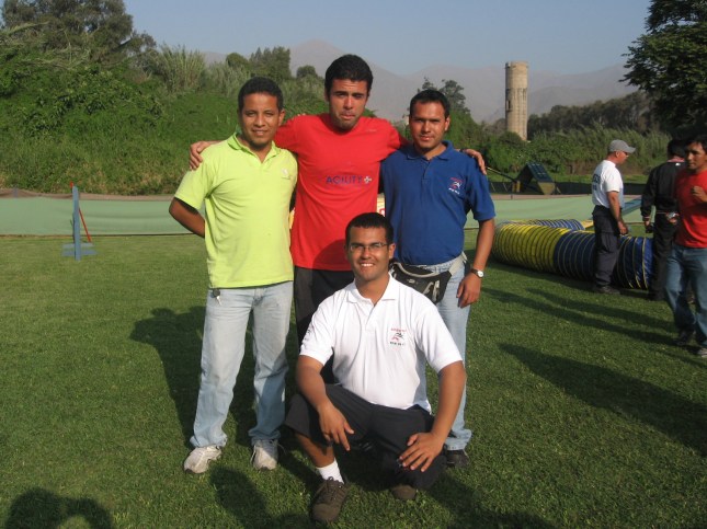 Integrantes de Adiestra Perú con Zezinho