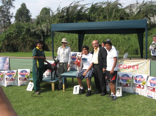 Cesar celebrando con los dueños de Spot el primer lugar
