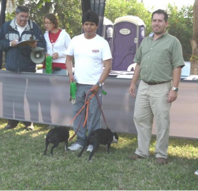 Richard con Taffy y KC son premiados por el Juez ACCC-FCI Luis Fernando Molano de Colombia