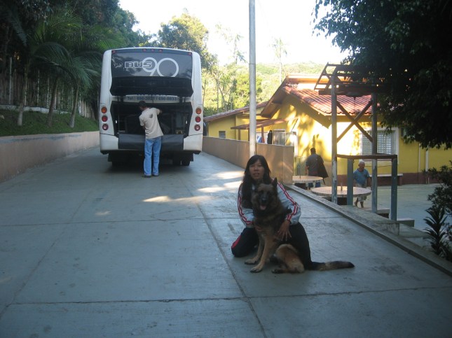 Soraya y Elisa con la casa al fondo