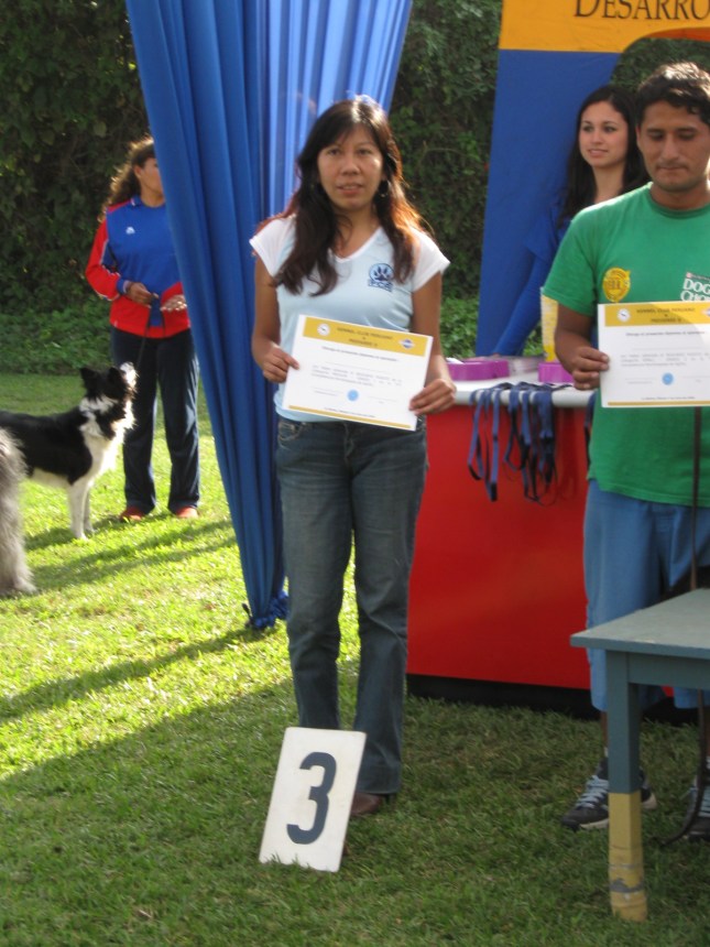 Elisa recibiendo el premio de Alex y Winnie
