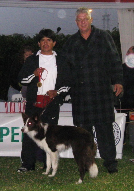 Spike celebrando su triunfo con Richard y Eugenio Minet